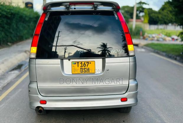 Toyota Noah 2001 Silver