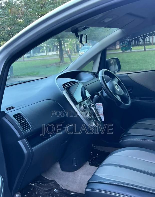 Toyota Ractis 1.5 AWD 2009 Gray