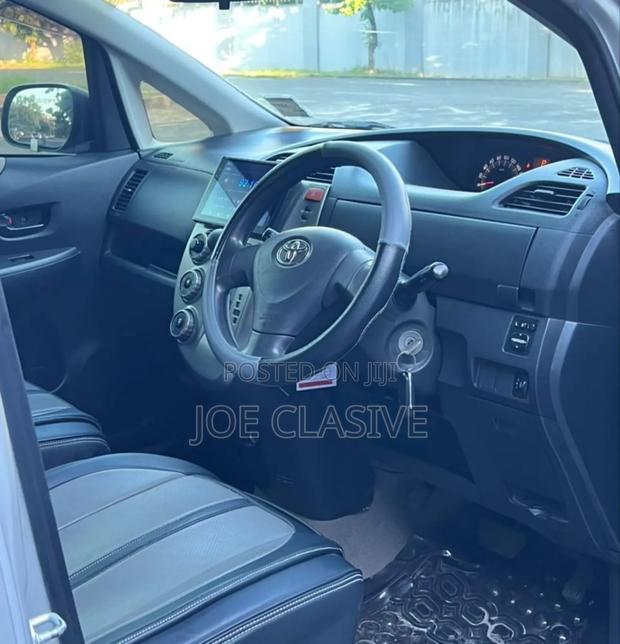 Toyota Ractis 1.5 AWD 2009 Gray