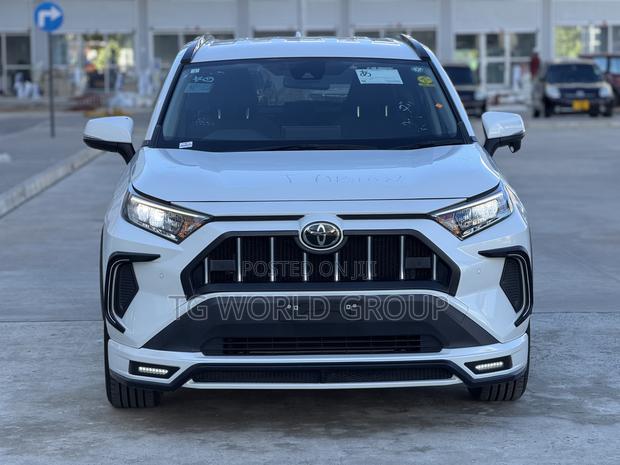 Toyota RAV4 2021 White