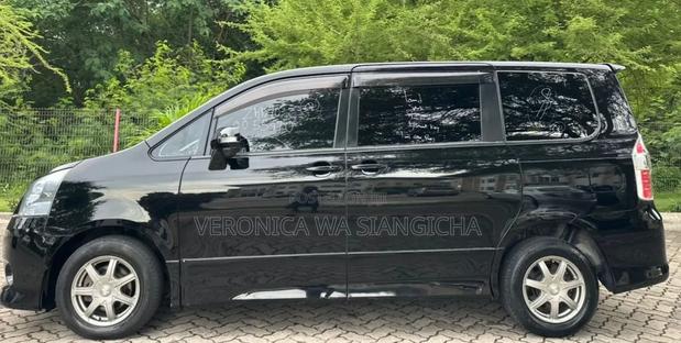 Toyota Noah 2008