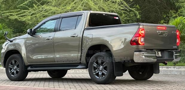 Toyota Hilux 2022 Gray