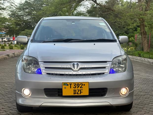 Toyota IST 2004 Silver