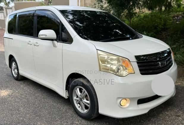 Toyota Noah 2.0 143hp AWD (7 Seater) 2010 White