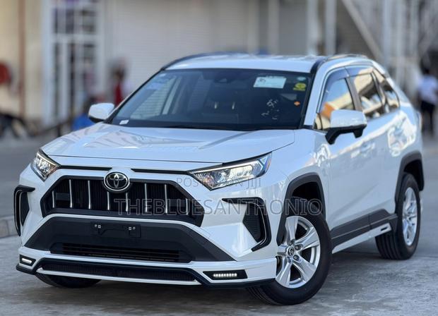 Toyota RAV4 2022 White
