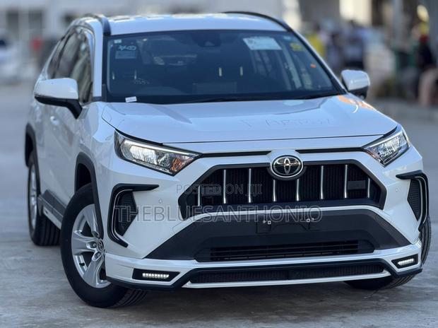 Toyota RAV4 2022 White