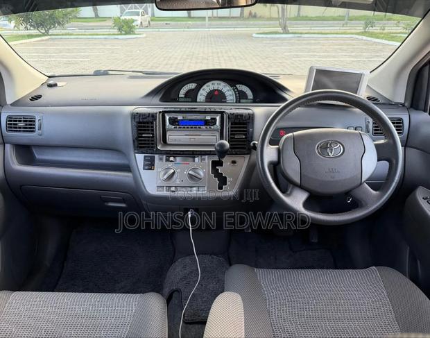 Toyota Raum 2005 Silver