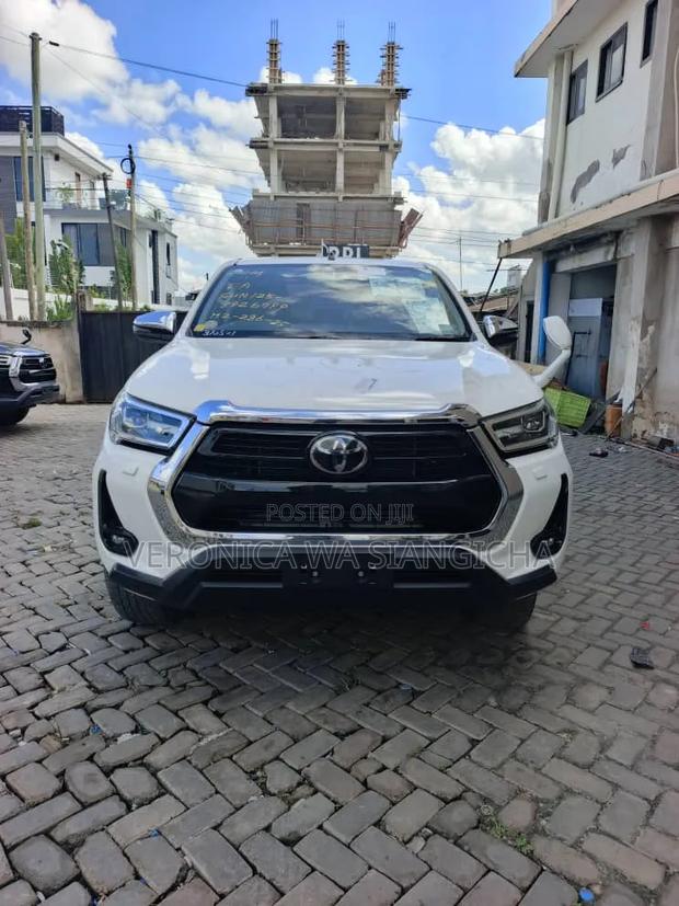 Toyota Hilux 2021 White