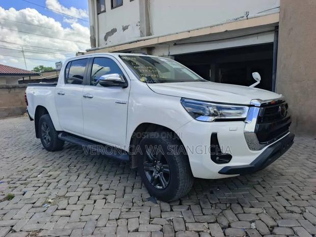 Toyota Hilux 2021 White