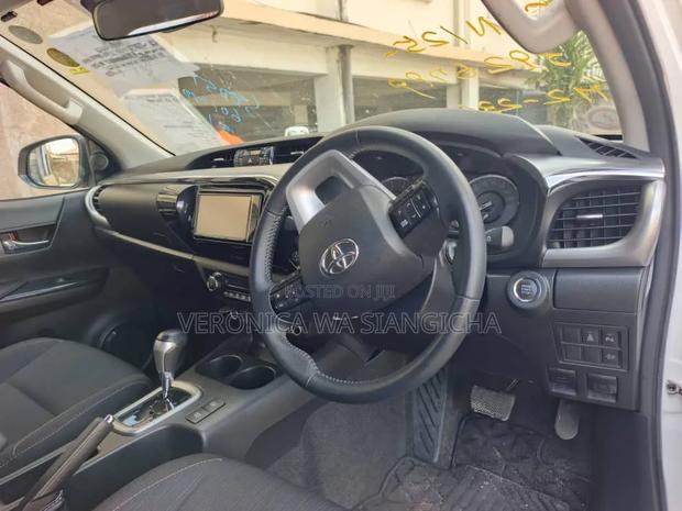 Toyota Hilux 2021 White