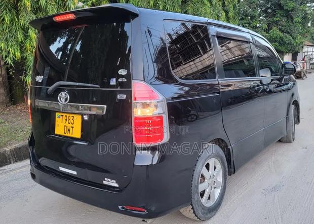 Toyota Noah 2.0 143hp AWD (7 Seater) 2009 Black