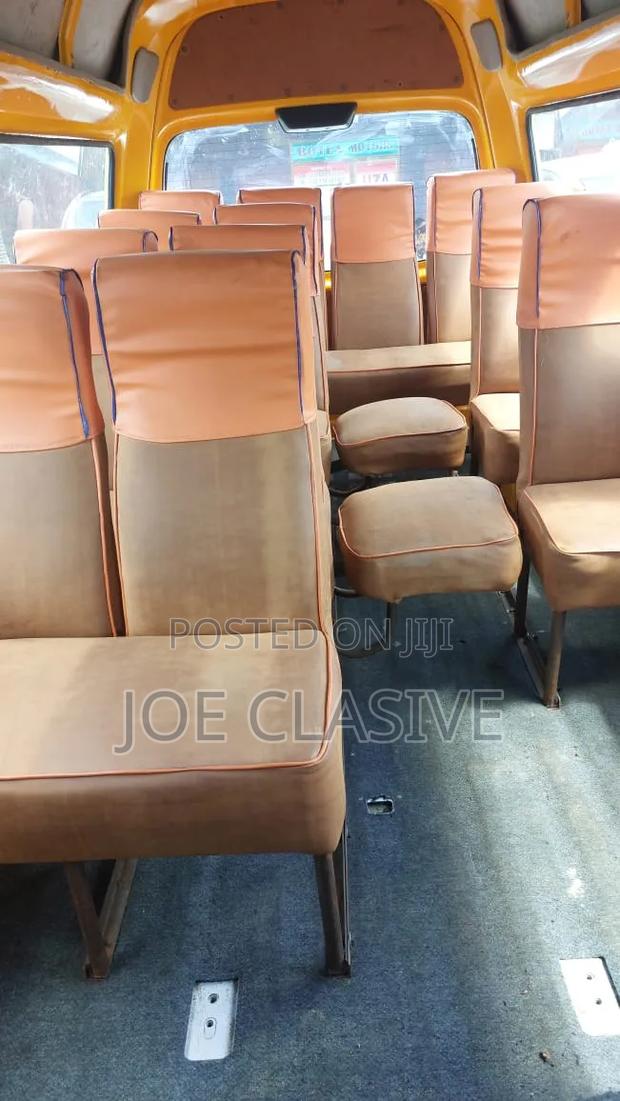 Nissan Caravan 2000 Yellow