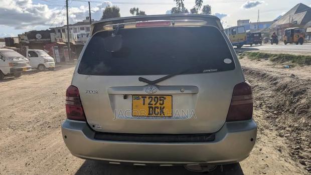 Toyota Kluger 2003 Beige