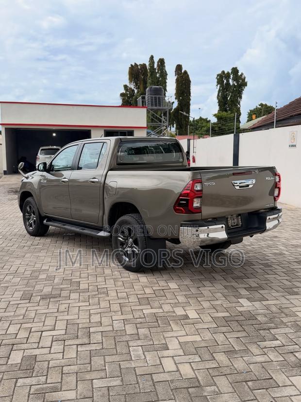 Toyota Hilux 2021 Gray