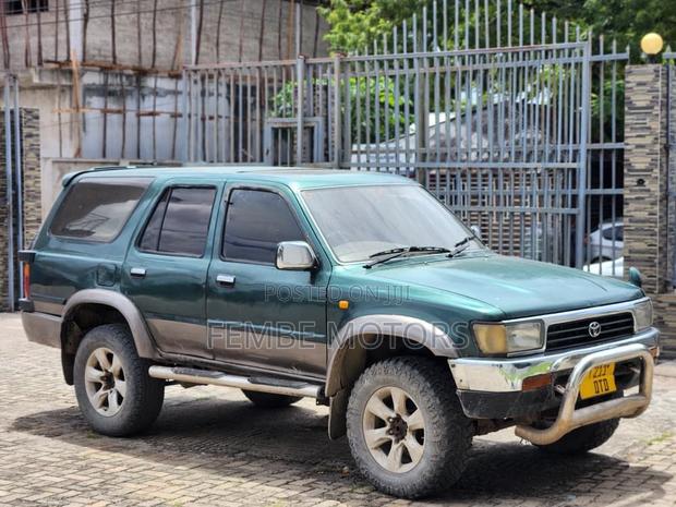 Toyota Hilux Surf 2000 Green