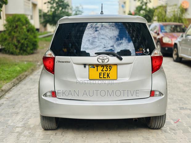 Toyota Ractis 1.3 FWD 2013 Silver