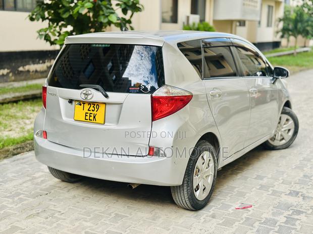Toyota Ractis 1.3 FWD 2013 Silver