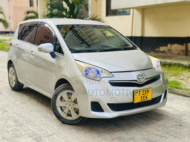 Toyota Ractis 1.3 FWD 2013 Silver