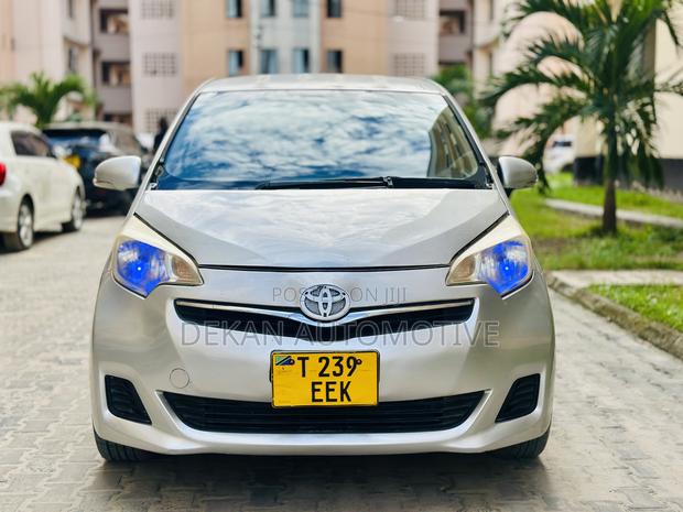 Toyota Ractis 1.3 FWD 2013 Silver
