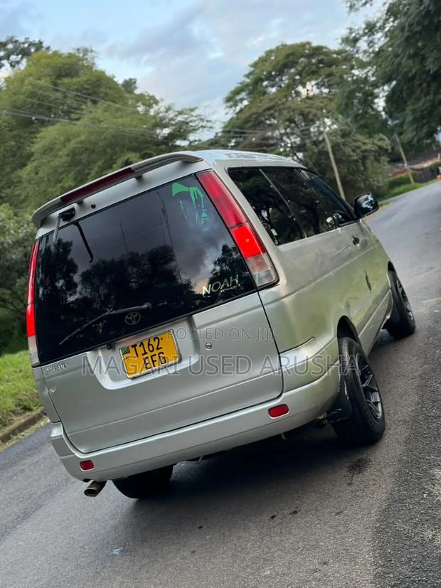 Toyota Noah 2002 Silver