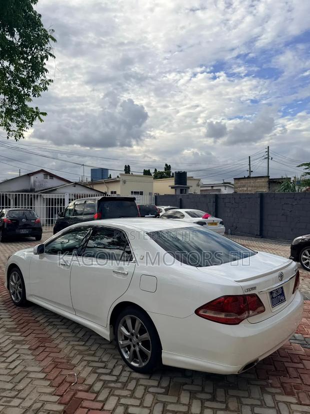 Toyota Crown 2009 White