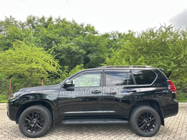 Toyota Land Cruiser Prado 2022 Black