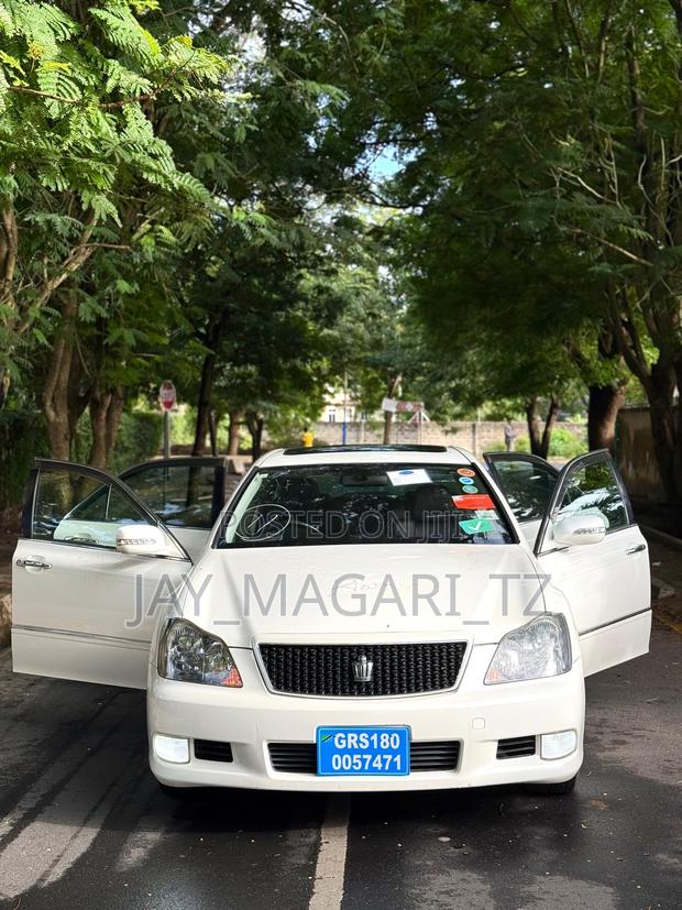 Toyota Crown 2006 White