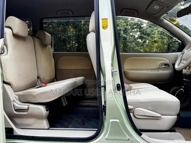 Toyota Sienta 2008 Green