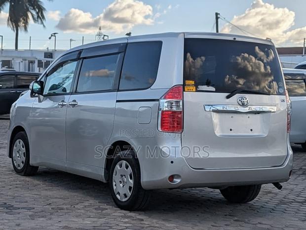 Toyota Noah 2008 Silver