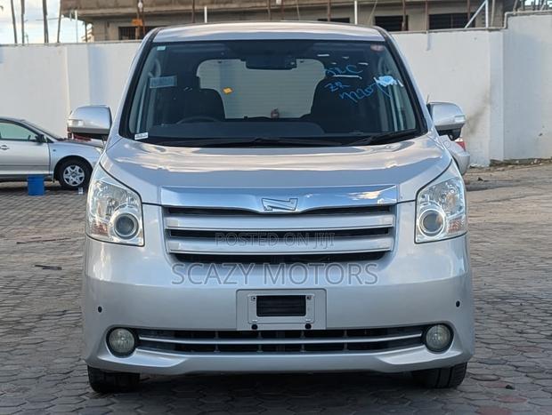 Toyota Noah 2008 Silver