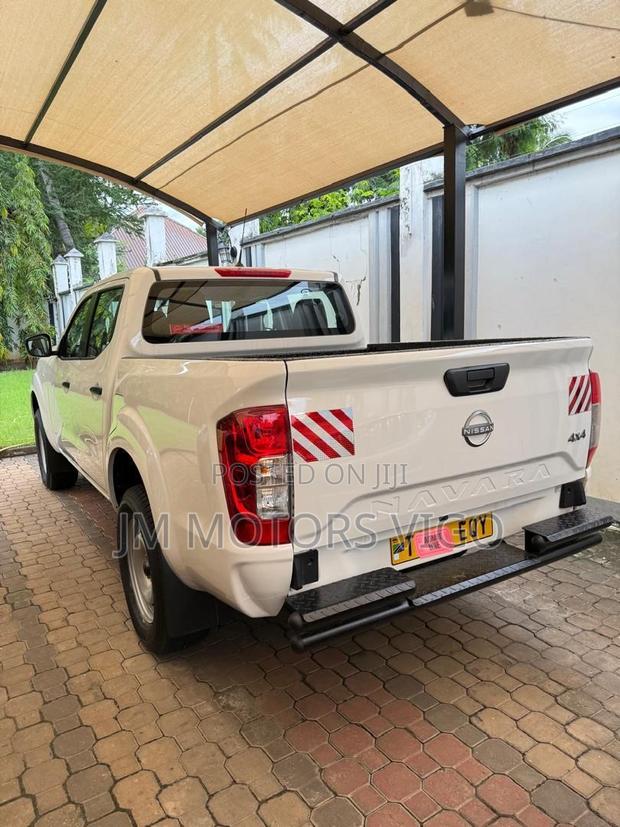 Nissan Navara 2025 White
