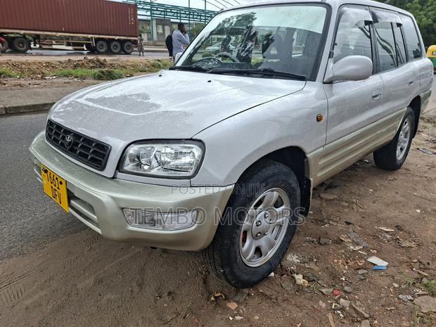 Toyota RAV4 1999 White