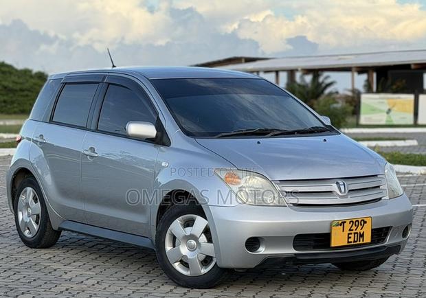 Toyota IST 2004 Silver