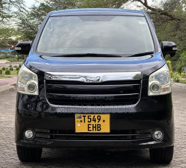 Toyota Noah 2.0 143hp AWD (7 Seater) 2007 Black
