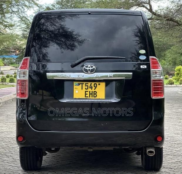 Toyota Noah 2.0 143hp AWD (7 Seater) 2007 Black