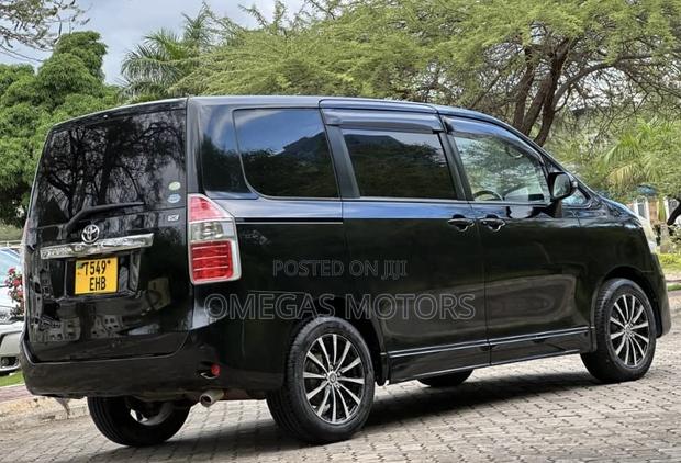 Toyota Noah 2.0 143hp AWD (7 Seater) 2007 Black