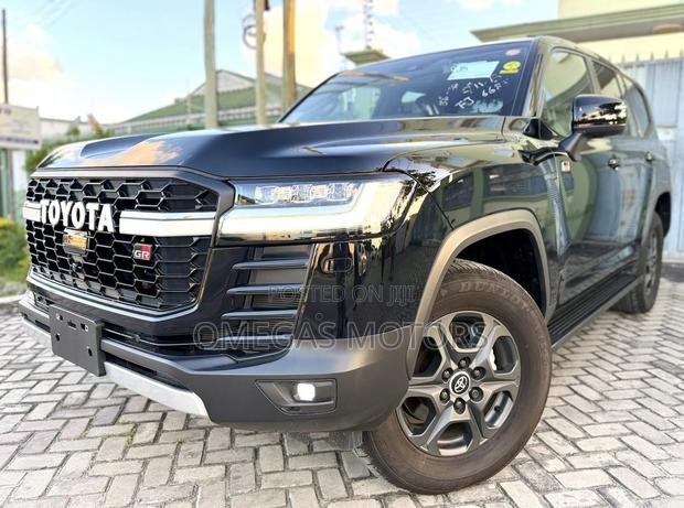 Toyota Land Cruiser LC300 2023 Black