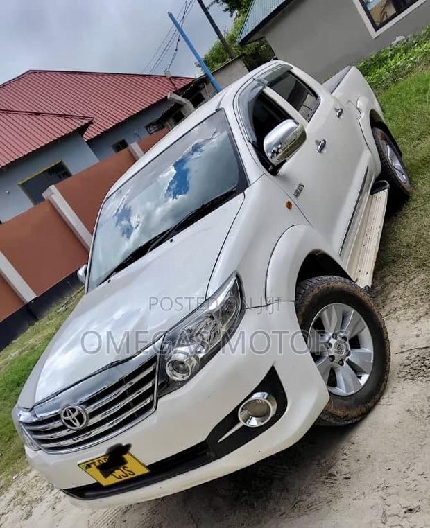 Toyota Hilux 2012 Pearl