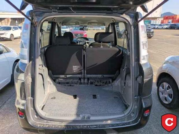 Toyota Sienta 2012 Black