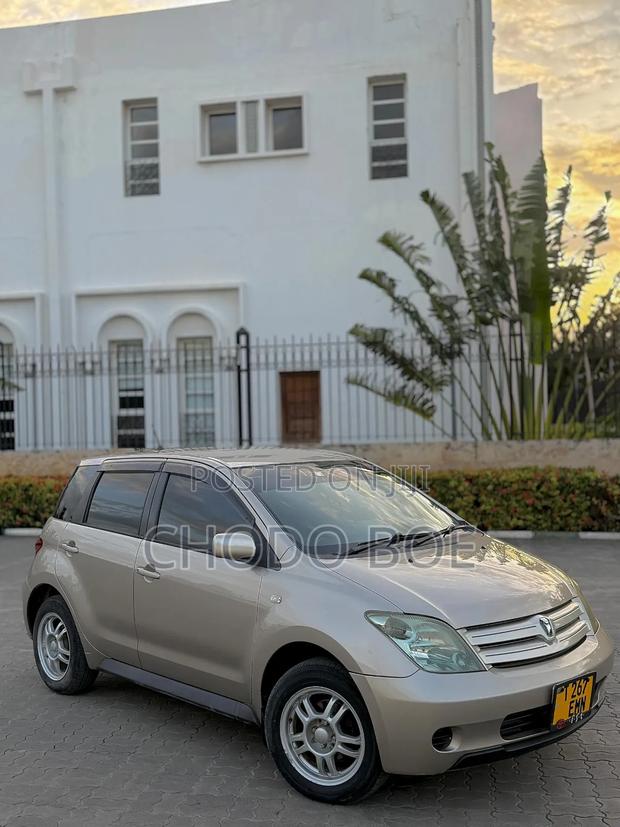 Toyota IST 2004 Gold