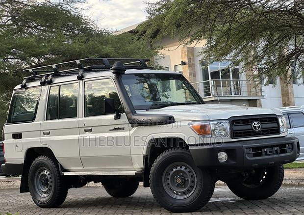 Toyota Land Cruiser 2017 White
