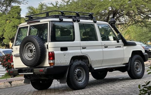 Toyota Land Cruiser 2016 White