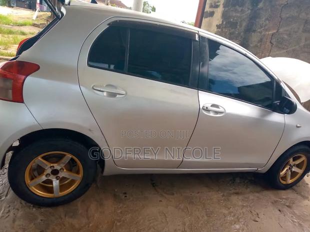Toyota Vitz 2003 Silver