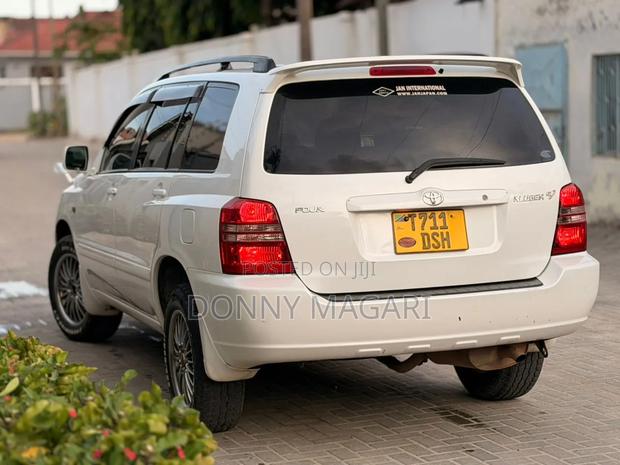 Toyota Kluger 2005 White