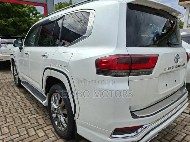 Toyota Land Cruiser LC300 2024 White