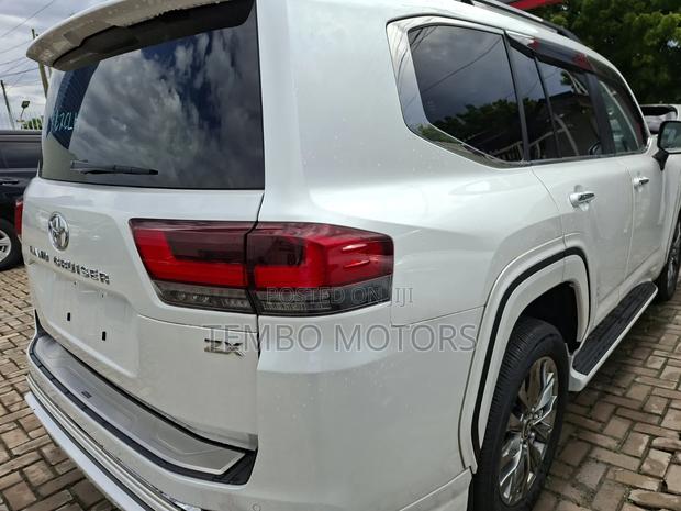 Toyota Land Cruiser LC300 2024 White