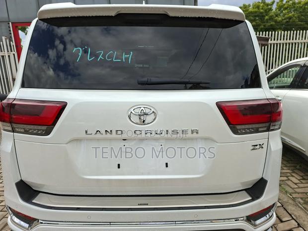 Toyota Land Cruiser LC300 2024 White