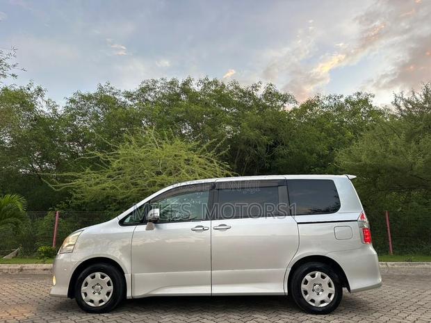 Toyota Noah 2007 Silver