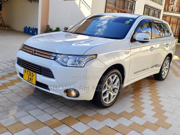 Mitsubishi Outlander 2.0 PHEV AWD 2013 White