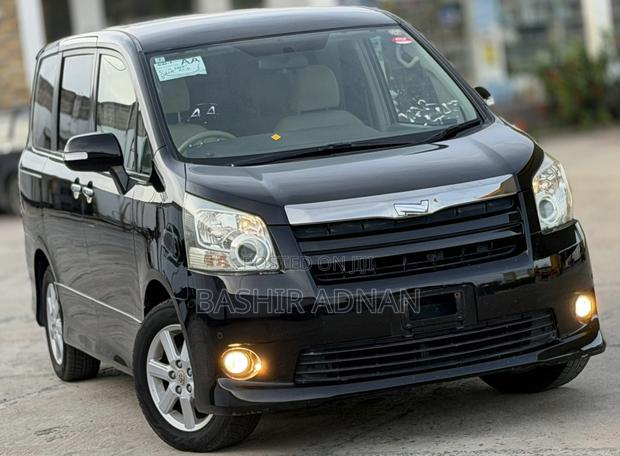 Toyota Noah 2.0 143hp FWD (8 Seater) 2009 Black